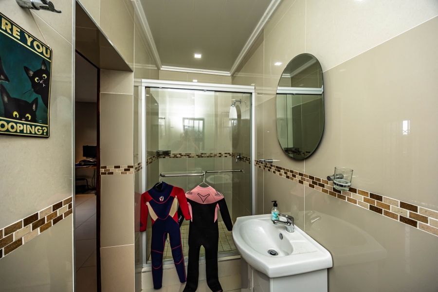 To Let 5 Bedroom Property for Rent in Cove Rock Eastern Cape